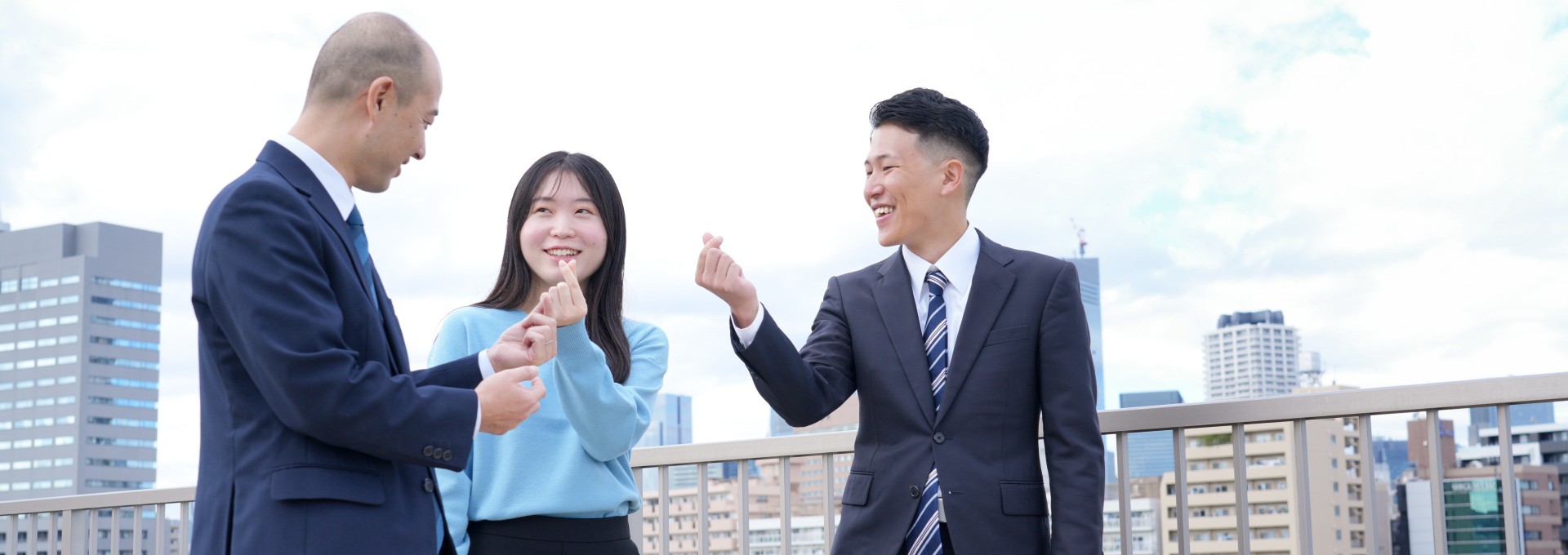 職場の雰囲気や社員同士の関係性について教えてください